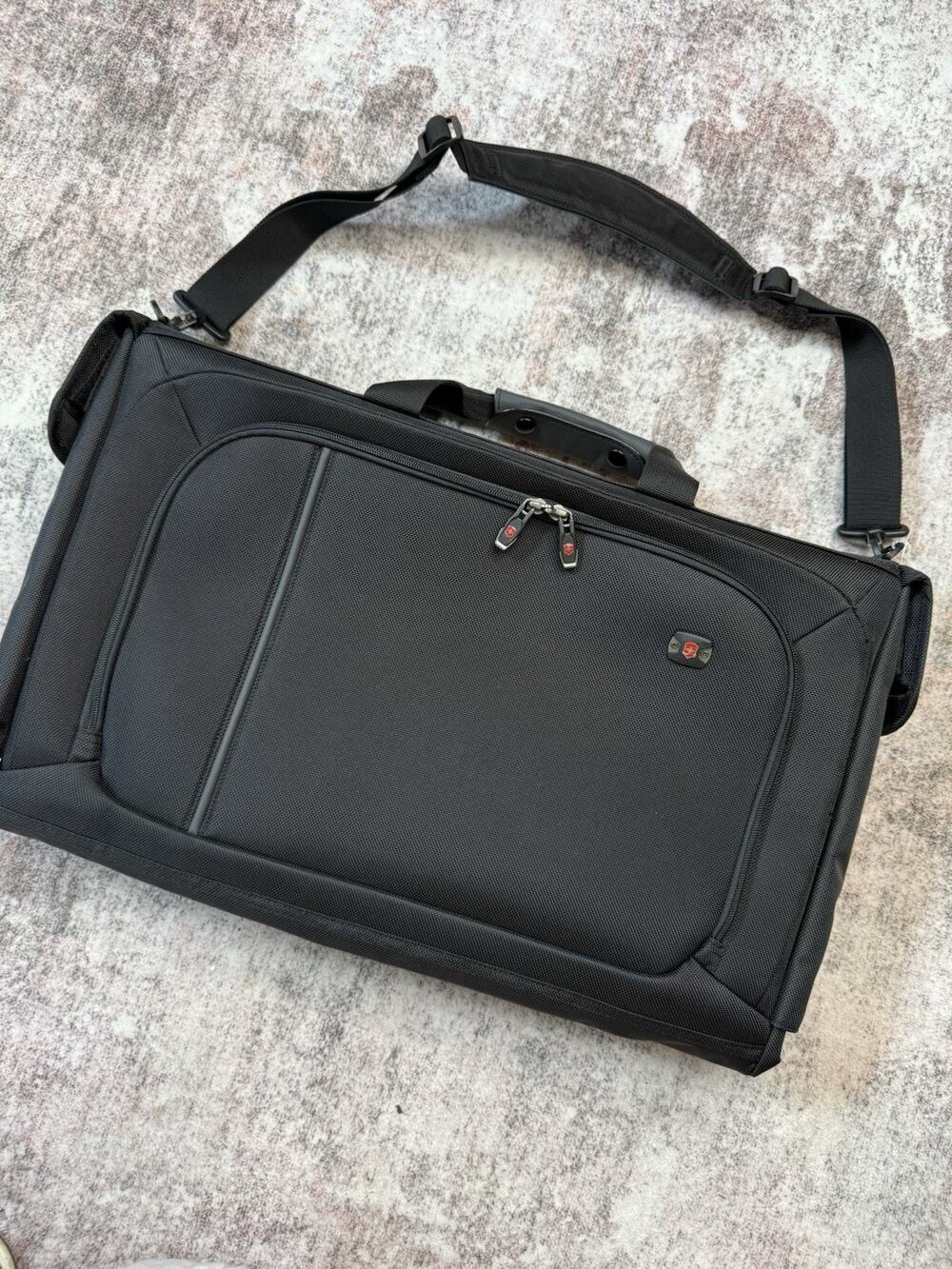 Victorinox WT Porter 22" Tri-Fold Garment Bag 31301601 BLACK 22x13.5x4 Shoulder